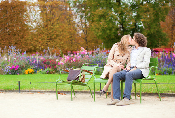 Romantic couple in a park, having a date - Foto, Bild