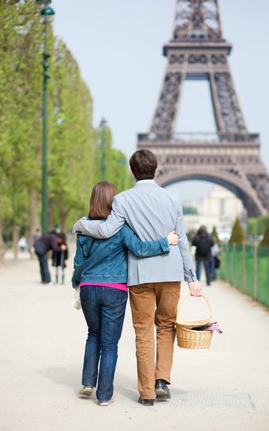 Young couple going to have a picnic by the Eiffel Tower - Fotografie, Obrázek