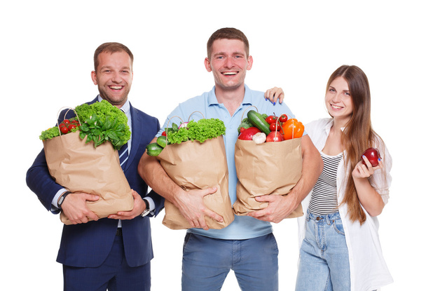 Les gens heureux tiennent des sacs avec des aliments sains, les acheteurs d'épicerie isolés
 - Photo, image