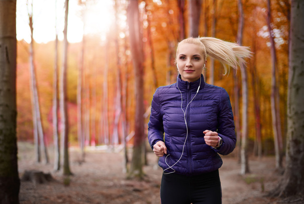giovane donna sportiva che corre nella foresta
 - Foto, immagini