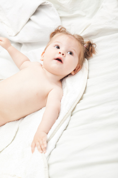 Baby girl in bed - Fotó, kép