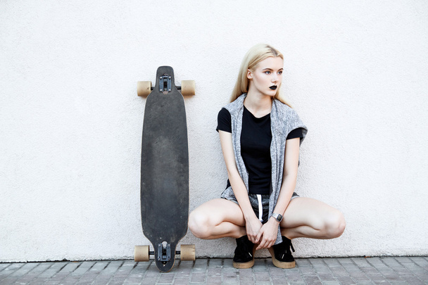 Beautiful sport girl with a longboard - Foto, Imagem
