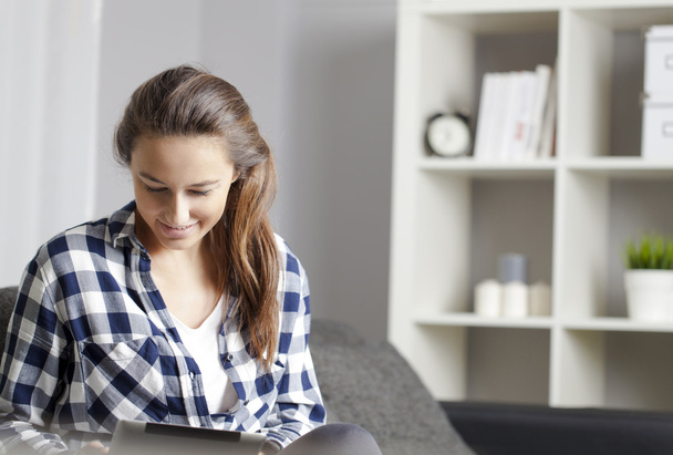 Mladá žena čte digitální Tablet na pohovce - Fotografie, Obrázek
