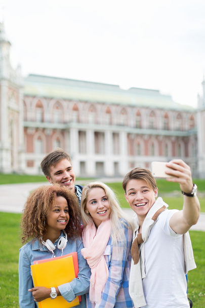 estudiantes haciendo selfie
  - Foto, Imagen
