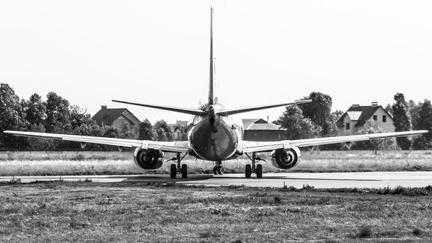 Επιβατικό αεροσκάφος στο αεροδρόμιο - Φωτογραφία, εικόνα