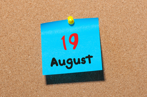 19 Αυγούστου. Ημέρα 19 του μήνα, χρώμα αυτοκόλλητο ημερολόγιο στον πίνακα ανακοινώσεων. Θερινή ώρα. Κενός χώρος για κείμενο - Φωτογραφία, εικόνα