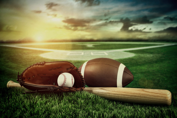 Baseball, chauve-souris et mitaine sur le terrain au coucher du soleil
 - Photo, image