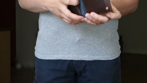 Gros plan de l'homme comptant l'argent dans son portefeuille
 - Séquence, vidéo