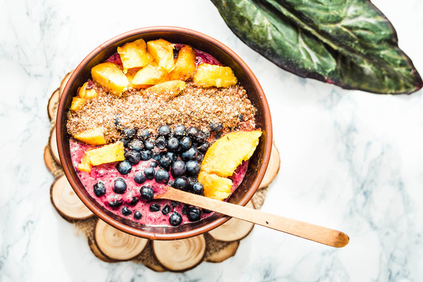 smoothie bowl with peach, blueberry, ground flax and peanut butt - Foto, imagen