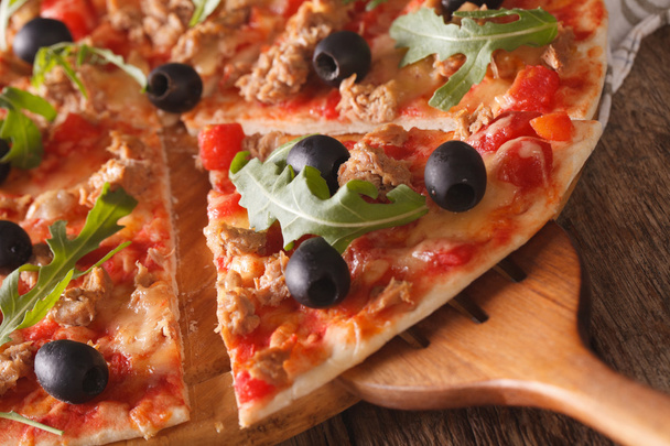 Pizza affettata con macro tonno su una tavola di legno. Orizzonte
 - Foto, immagini