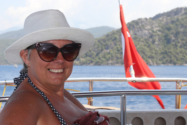 eine englische Dame auf einer Bootsfahrt - Foto, Bild