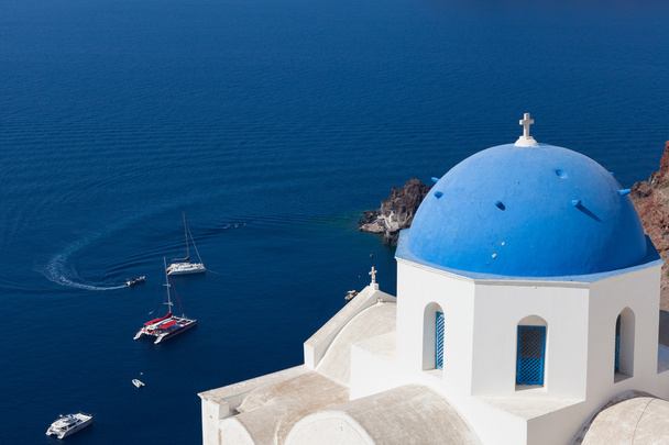 Trzy dzwony Fira i niebieska kopuła, Santorini, Grecja z wulkanem Santorini w tle - Zdjęcie, obraz