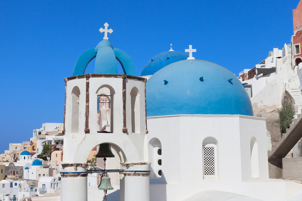 Valkoiset talot ja sininen kupolit Oia, Santorini
. - Valokuva, kuva