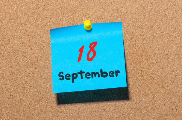 18 września. Dzień 18 miesiąca, kolorowy kalendarz naklejki na tablicy ogłoszenia. Czas jesienny. Puste miejsce na tekst - Zdjęcie, obraz