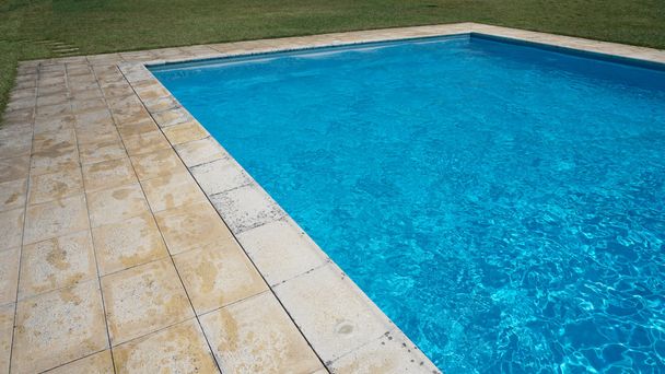 Pool mit blauem, klarem Wasser - Foto, Bild