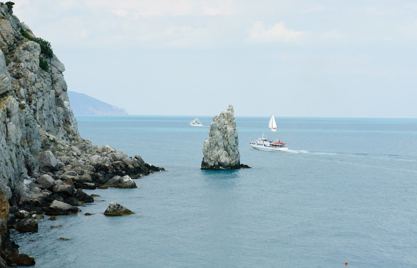 Felsen und Schiffe im Meer nahe der Yalta. crimea.ukraine - Foto, Bild