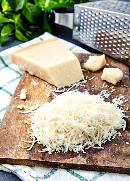 Pedazo de parmesano y queso rallado
 - Foto, Imagen