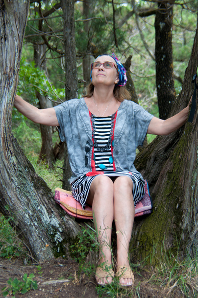 žena sedící v lese - Fotografie, Obrázek