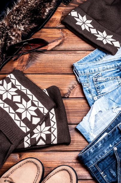 jeans en accessoires op houten planken - Foto, afbeelding