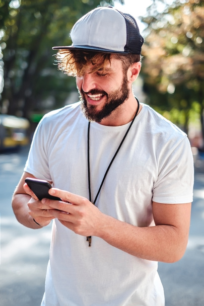 Pouliční móda muži při pohledu na svůj telefon - Fotografie, Obrázek