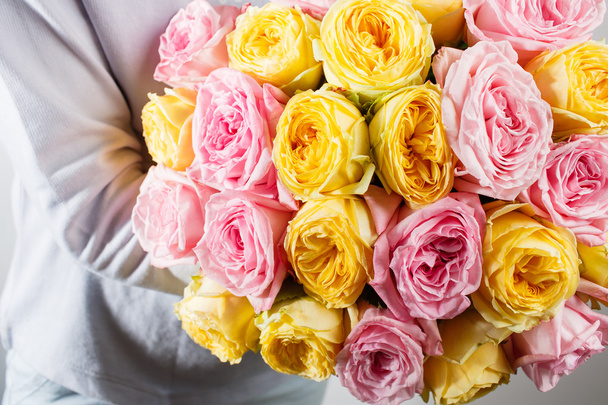 csokor Rózsa a kezét a virágárus. Pink szín. - Fotó, kép