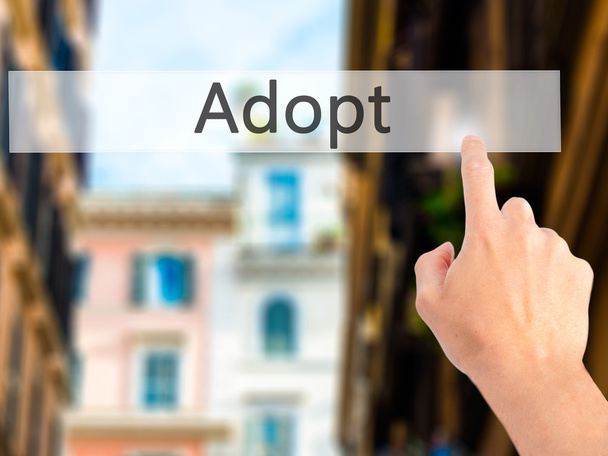 adoptieren - Hand auf Knopfdruck auf verschwommenes Hintergrundkonzept am  - Foto, Bild