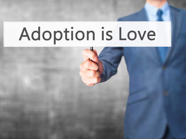 Adopcja jest miłość-biznes człowiek pokazując znak - Zdjęcie, obraz