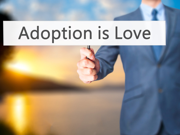 Adoption ist Liebe - Geschäftsmann zeigt Zeichen - Foto, Bild