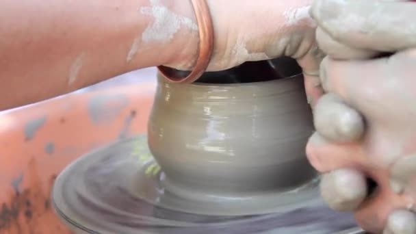 Potter insegna il suo mestiere ai bambini. Laboratorio di ceramica. Clay shaping sulla ruota vasai e cottura
 - Filmati, video