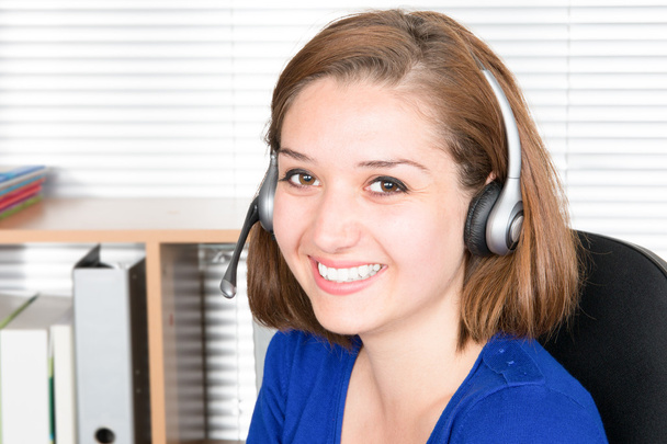 Operator obsługi klienta kobieta z słuchawkami i uśmiechem - Zdjęcie, obraz