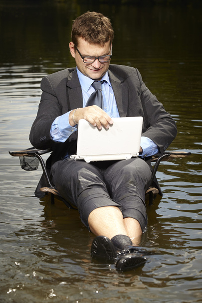 Διευθυντής στο κοστούμι που κάθεται στο νερό - Φωτογραφία, εικόνα