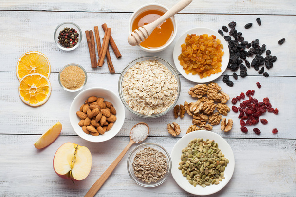 Cereali privi di avena paleo granola: noci miste, semi, uva passa, h
 - Foto, immagini