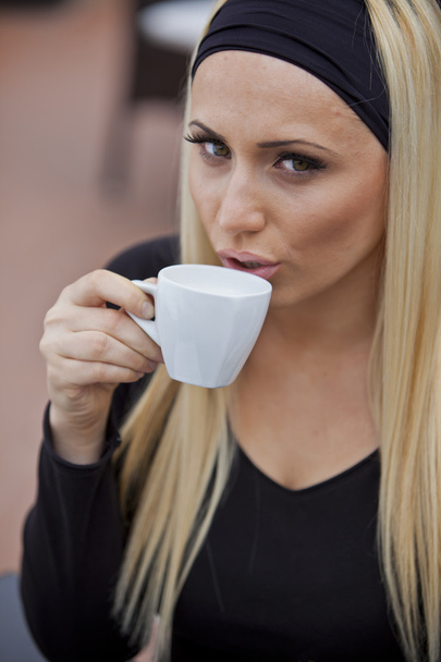 Девушка, пищащая кофе
 - Фото, изображение