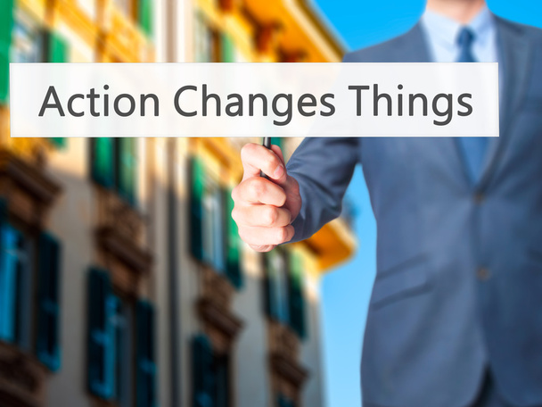 Acción cambia las cosas - Hombre de negocios mostrando signo
 - Foto, imagen
