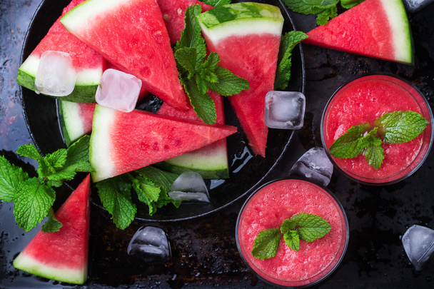 Watermeloen slices en drankje op een grunge-tabel - Foto, afbeelding