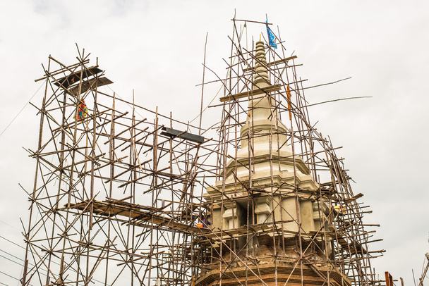 Ponteggi di legno di pagoda di costruzione nel tempio
. - Foto, immagini