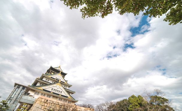 Zamek Osaka w zimie pochmurny dzień - Zdjęcie, obraz