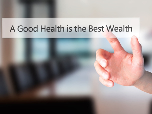 eine gute Gesundheit ist der beste Reichtum - Hand drücken auf einen Knopf auf blu - Foto, Bild