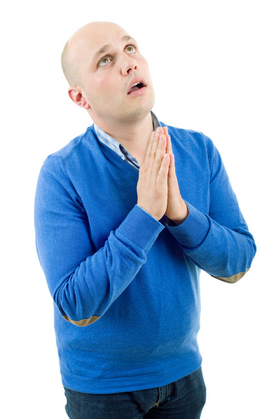 Portret van een religieuze expressieve man bidden in studio op wit geïsoleerd - Foto, afbeelding
