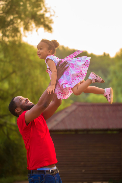 Roztomilé černé otec a holčička hraje dohromady.  - Fotografie, Obrázek