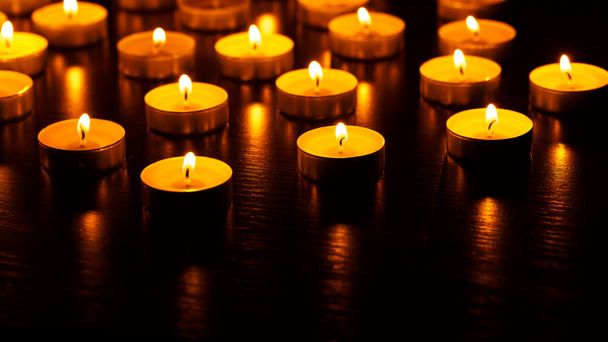 Viele brennende Kerzen mit geringer Schärfentiefe - Foto, Bild