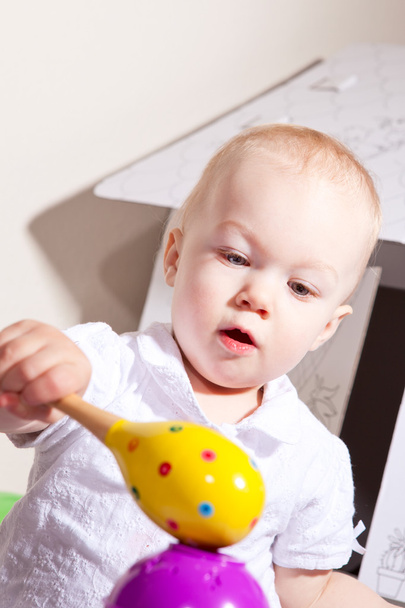 entzückendes Baby spielt mit Spielzeug - Foto, Bild