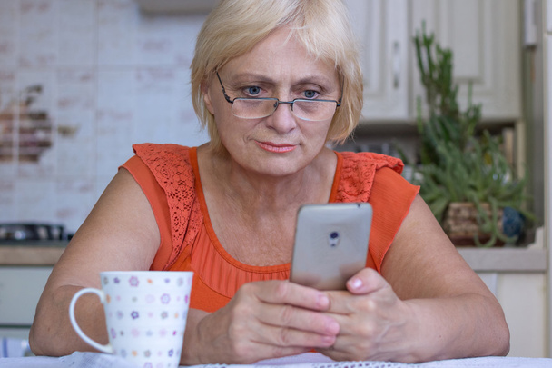 Starší žena texty na mobil - Fotografie, Obrázek