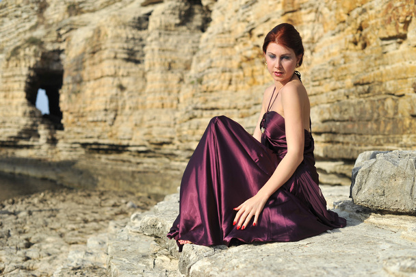 όμορφη νεαρή μόδας μοντέλο ποζάρει με κόκκινο φόρεμα - Φωτογραφία, εικόνα