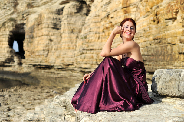 красивая молодая красивая девушка позирует в фасгионном платье на природе
 - Фото, изображение