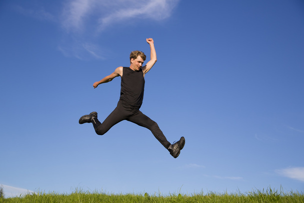 Desportista fazendo salto de um lugar
 - Foto, Imagem