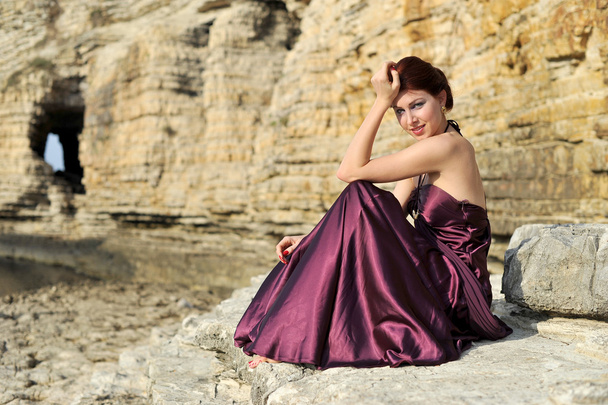 schöne junge hübsche Mädchen posiert in Fasgion Kleid auf der Natur - Foto, Bild