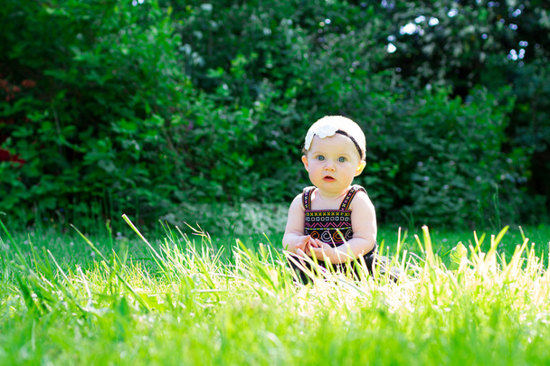 6 maanden oude Baby meisje buiten - Foto, afbeelding