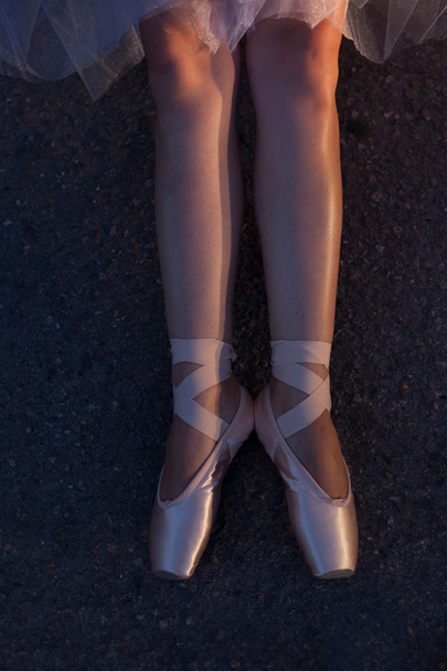 die Füße von Tänzern in Spitzenschuhen - Foto, Bild