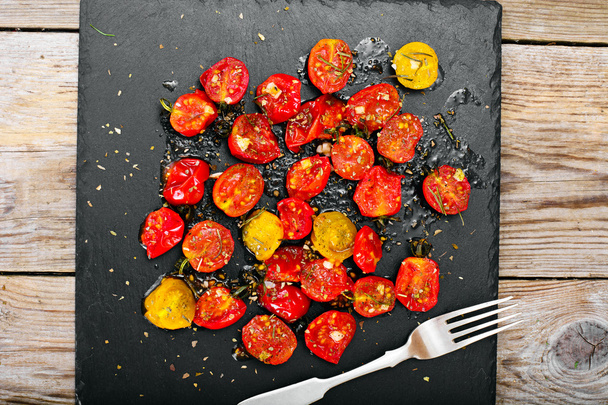 Grill di pomodoro ciliegia con olio d'oliva, aglio, origano e basilico
 - Foto, immagini